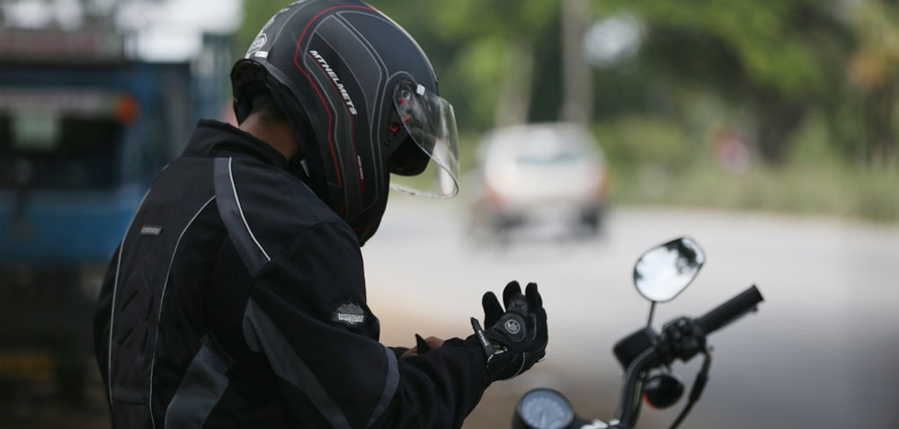 Opuesto Restricción Pío Noticias del Salón Internacional de la Motocicleta: la importancia de una  buena indumentaria para el motociclista - MotoNews